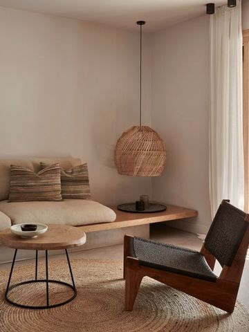 Wohnzimmer mit stilvoller Möblierung und Blick auf das Meer