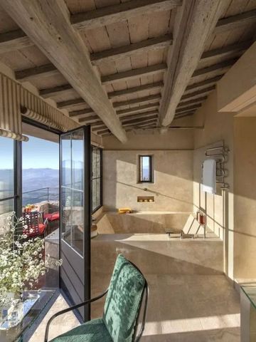 Badezimmer mit Badewanne und Panoramablick auf die Toskana