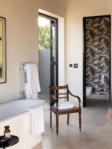 Modernes Badezimmer mit Badewanne und stilvollem Design