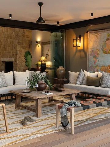 Gemütliche Lounge mit eleganten Möbeln und Weltkarten-Dekor