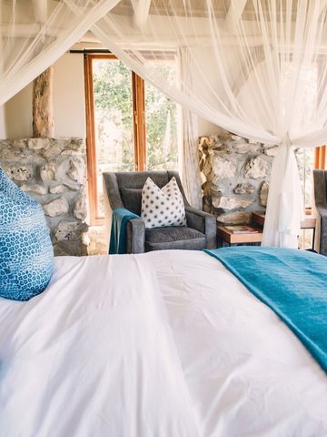 Schlafzimmer mit blauen Kissen und natürlichem Licht