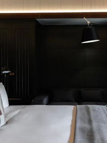 Gemütliches Hotelzimmer mit modernem Dekor und luxuriösem Bett