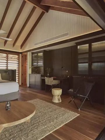 Helles Hotelzimmer mit stilvollem Interieur und großen Fenstern