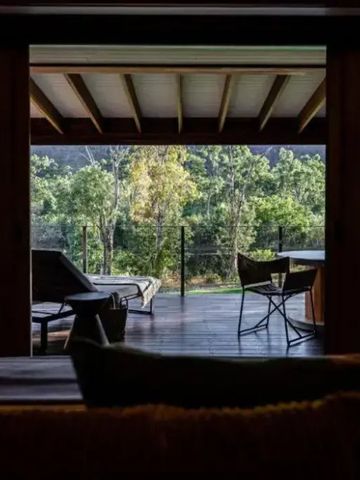 Private Terrasse mit Blick auf den Wald, moderne Liegestühle und Sitzmöbel