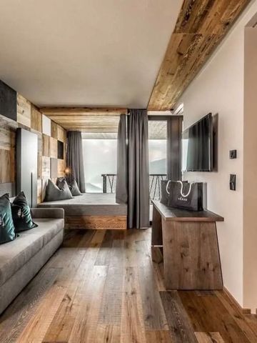 Modernes Hotelzimmer mit Holzakzenten und Panoramablick