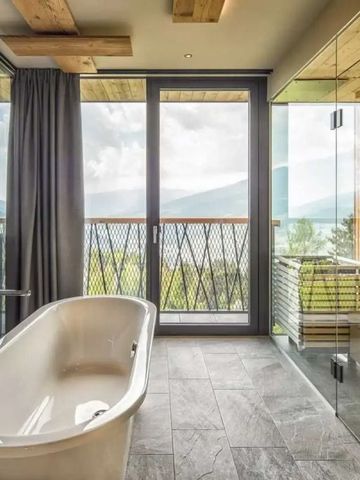 Luxuriöses Badezimmer mit freistehender Wanne und Bergblick