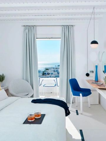 Helles Zimmer mit Meerblick und modernen Dekorationselementen
