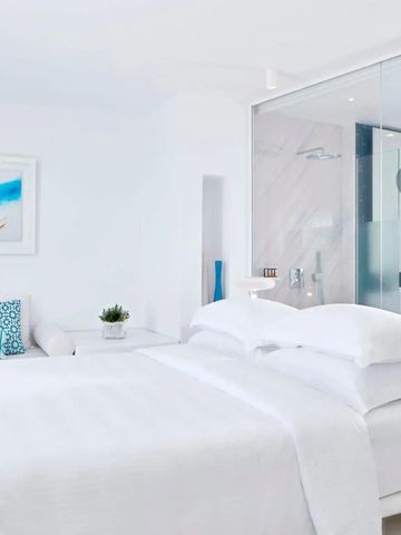 Helles Hotelzimmer mit weißem Bett und modernem Dekor