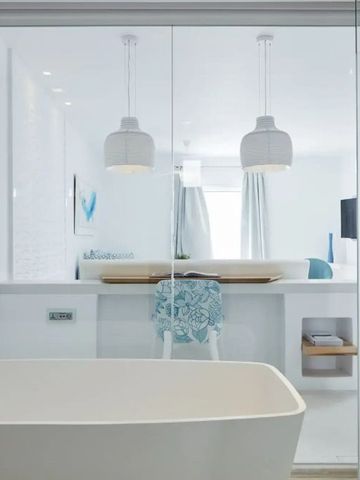 Freistehende Badewanne mit Blick in ein modernes Schlafzimmer