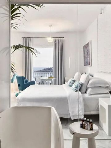 Geräumiges Hotelzimmer mit Balkon und herrlichem Meerblick