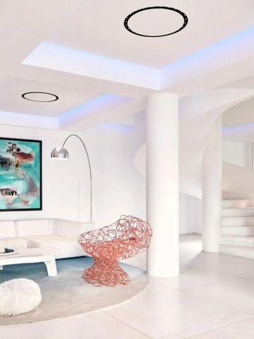Elegante Hotellobby mit Designerstühlen und Wendeltreppe