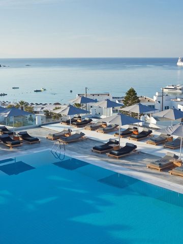 Infinity-Pool mit Blick auf das Ägäische Meer und weiße Gebäude von Mykonos