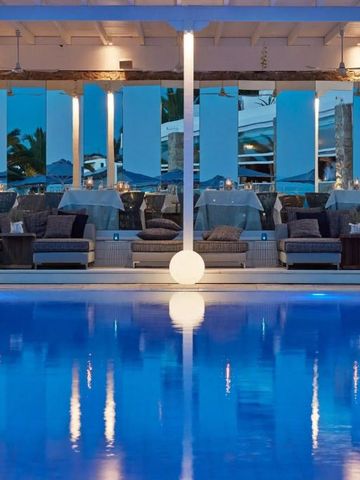 Elegante Pool-Lounge bei Nacht mit stimmungsvoller Beleuchtung