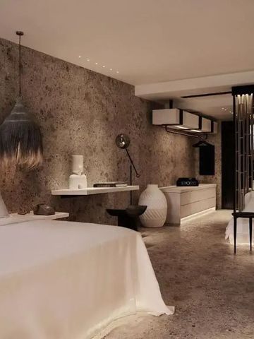 Stilvolles Hotelzimmer mit einzigartiger Wandgestaltung und dezenter Beleuchtung.