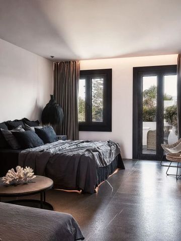 Geräumiges Zimmer mit gemütlichen Betten und stilvoller Beleuchtung