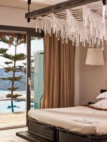 Elegantes Hotelzimmer mit Meerblick durch große Glasfenster