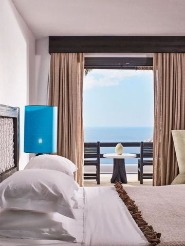 Hotelzimmer mit Blick auf den Balkon und das schimmernde Meer