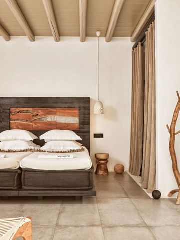 Helles Doppelzimmer mit natürlichem Holzdekor und stilvollen Hängelampen