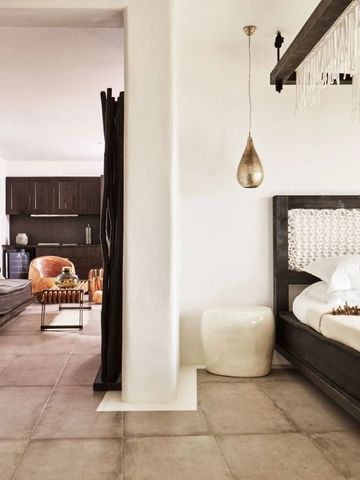 Offenes Zimmerdesign mit gemütlichem Schlafbereich und Lounge-Ecke