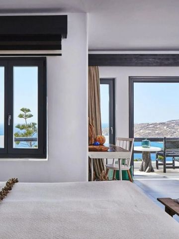Zimmer mit großem Bett und atemberaubendem Meerblick von der Terrasse
