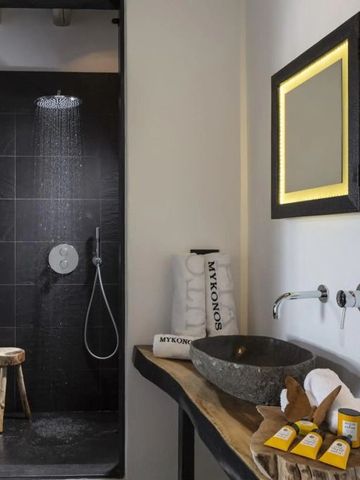 Luxuriöse Badezimmergestaltung mit Regendusche und modernen Armaturen