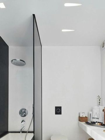 Minimalistisches Badezimmerdesign mit eleganter Badewanne
