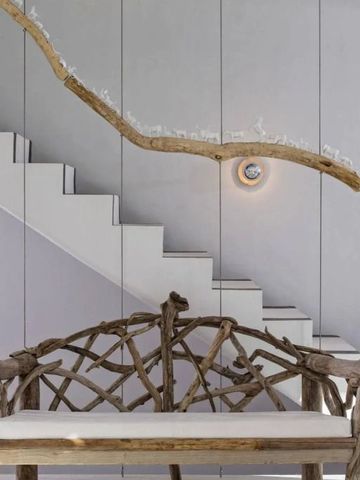 Modernes Interieur mit Holzbank und dekorativem Ast