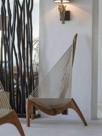 Lounge mit Designerstühlen und modernen Leuchten