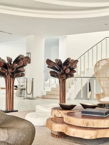 Moderne Lobby mit kunstvollen Skulpturen und designer Möbeln