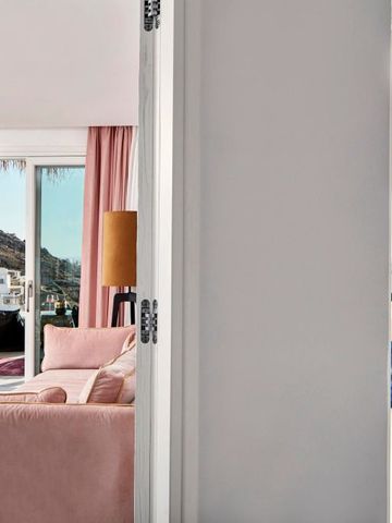 Suite mit Panoramafenstern und Blick auf die Landschaft