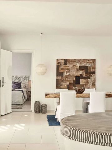 Elegantes Zimmer mit modernem Dekor und gemütlichem Essbereich