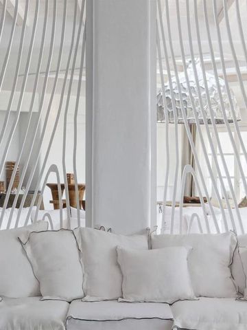 Lounge-Bereich mit stilvollem weißen Sofa und trendiger Einrichtung