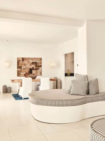 Elegante, lichtdurchflutete Suite mit modernen Möbeln und minimalistischem Design