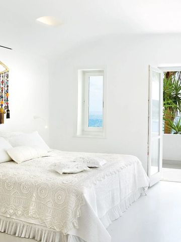 Helles Zimmer mit Meerblick und eleganter Hängedekoration im Mykonos Blu