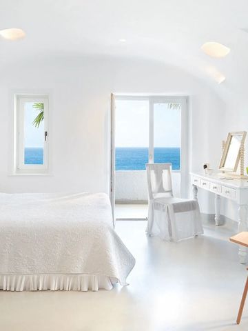 Lichtdurchflutetes Zimmer mit Meerblick und hochwertigem Interieur
