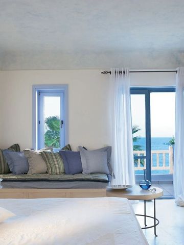 Geräumiges Zimmer im Mykonos Blu mit Panoramablick auf das Meer