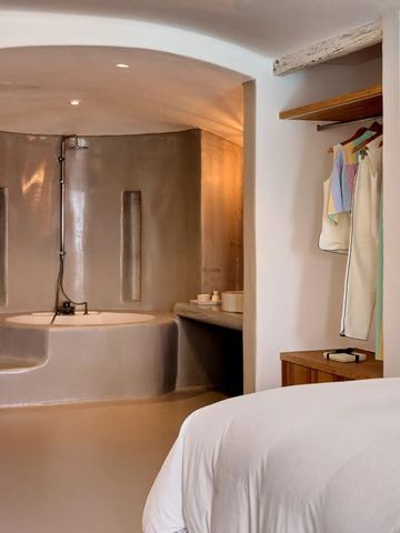 Modernes Zimmer mit stilvoller Badewanne im Mykonos Blu
