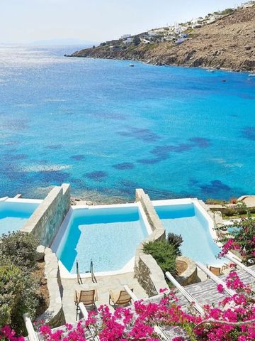 Infinity-Pool mit Blick aufs Meer und blühende Bougainvillea