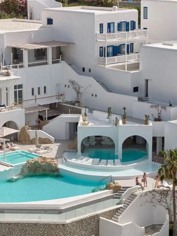 Weißes Hotelgebäude mit Pool und Terrasse im mediterranen Stil