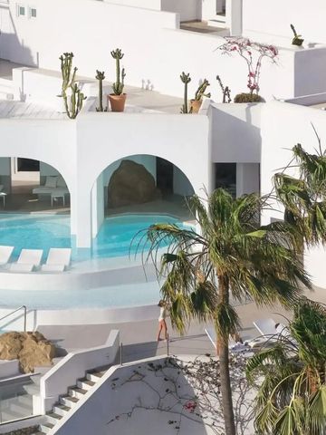 Luxuriöses Hotel mit Pool und Palmen in mediterraner Umgebung