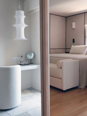 Moderne Hotelzimmerecke mit Schreibtisch und Zugang zu einem Schlafbereich