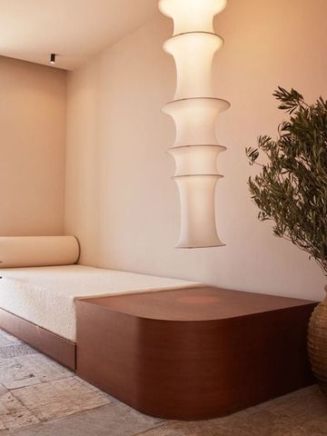 Mediterraner Loungebereich mit eleganter Beleuchtung und Pflanzen