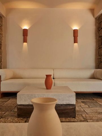 Elegante Lounge mit Steinwänden und weißen Sofas