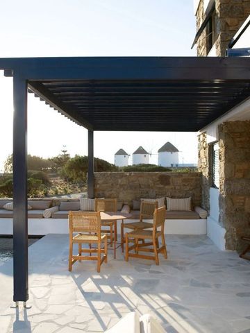 Terrasse mit Sitzbereich und Blick auf Windmühlen