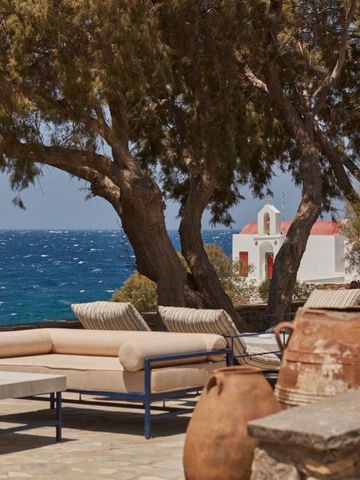 Gemütliche Terrasse mit Blick auf das blaue Meer und umliegende Bäume