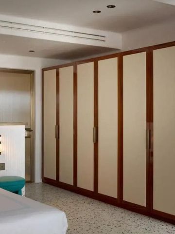 Modernes Hotelzimmer mit großem Einbauschrank und stilvollem Interieur