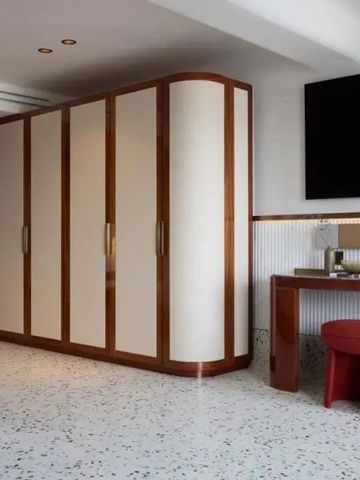 Hotelzimmer mit großem Einbauschrank, Schreibtisch und Flachbildfernseher