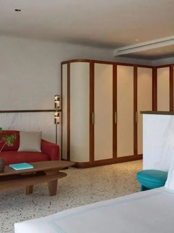 Gemütliche Sitzecke im Hotelzimmer mit Sofa und Couchtisch