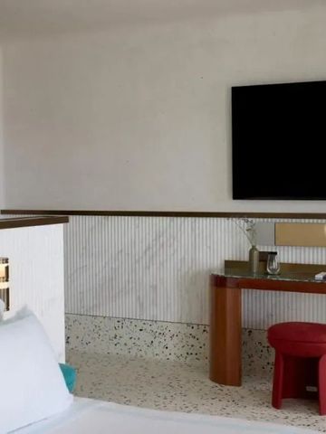Elegantes Hotelzimmer mit Schreibtisch und modernem Flachbildfernseher