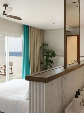 Elegantes Hotelzimmer mit Meerblick und modernem Design